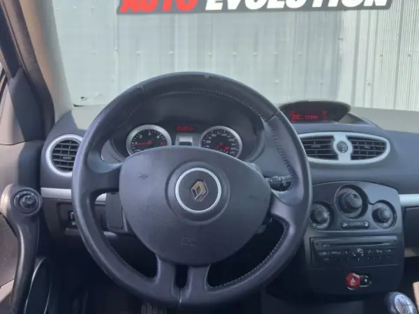 Renault Clio 2011 - 6450 EUR, 160000 km - AUTO.MOTO.pt - 160000km - foto 8 de 13