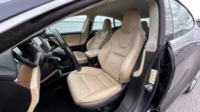 Tesla Model S 2017 - 21500 EUR, 155000 km - AUTO.MOTO.pt - 155000km - foto 7 de 17