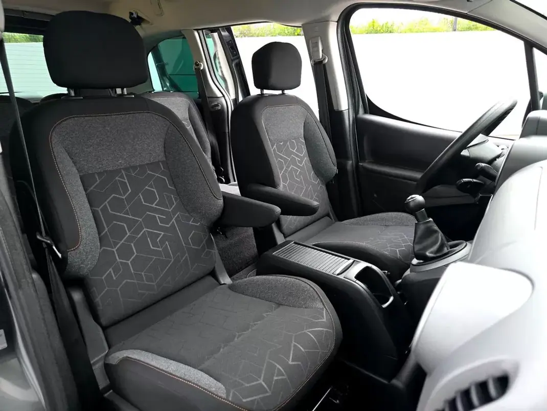 Peugeot Partner 2017 - 12490 EUR, 129000 km - AUTO.MOTO.pt - 129000km - foto 19 de 27