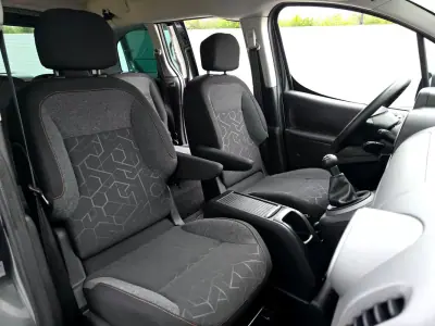 Peugeot Partner 2017 - 12490 EUR, 129000 km - AUTO.MOTO.pt - 129000km - foto 19 de 27