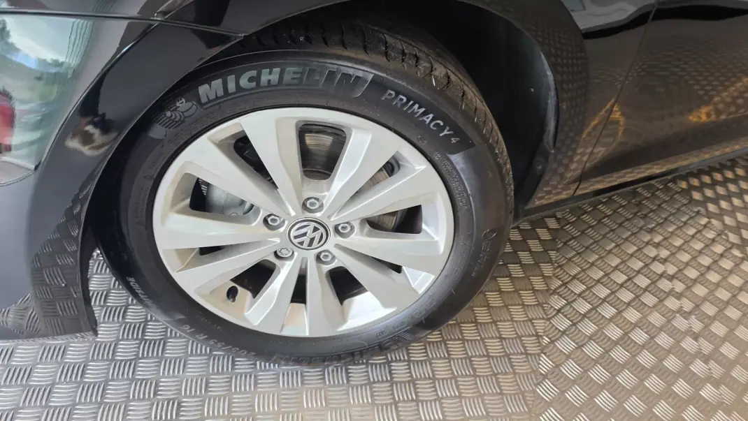 Volkswagen Golf 2013 - 7900 EUR, 207049 km - AUTO.MOTO.pt - 207049km - foto 28 de 54
