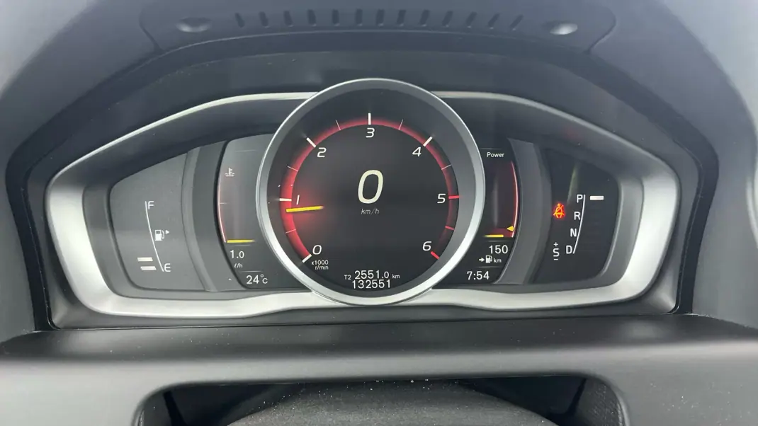 Volvo XC 60 2017 - 21499 EUR, 132121 km - AUTO.MOTO.pt - 132121km - foto 27 de 28