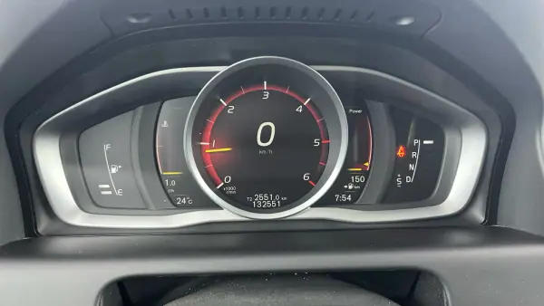 Volvo XC 60 2017 - 21499 EUR, 132121 km - AUTO.MOTO.pt - 132121km - foto 27 de 28