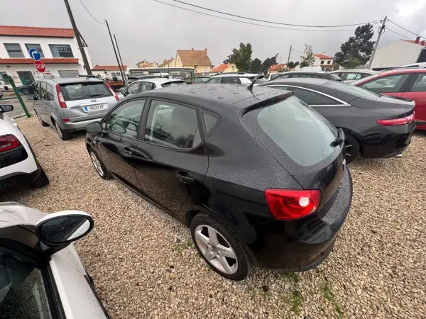 SEAT Ibiza 2011 - 4899 EUR, 330000 km - AUTO.MOTO.pt - 330000km - foto 3 de 6