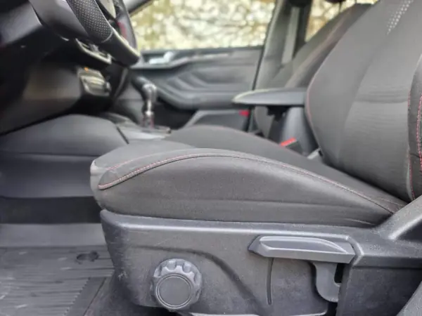 Ford Focus 2023 - 17990 EUR, 75650 km - AUTO.MOTO.pt - 75650km - foto 17 de 39