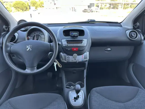 Peugeot 107 2011 - 7990 EUR, 91000 km - AUTO.MOTO.pt - 91000km - foto 9 de 16