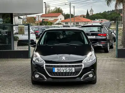 Peugeot 208 2018 - 11690 EUR, 118000 km - AUTO.MOTO.pt - 118000km - foto 3 de 12