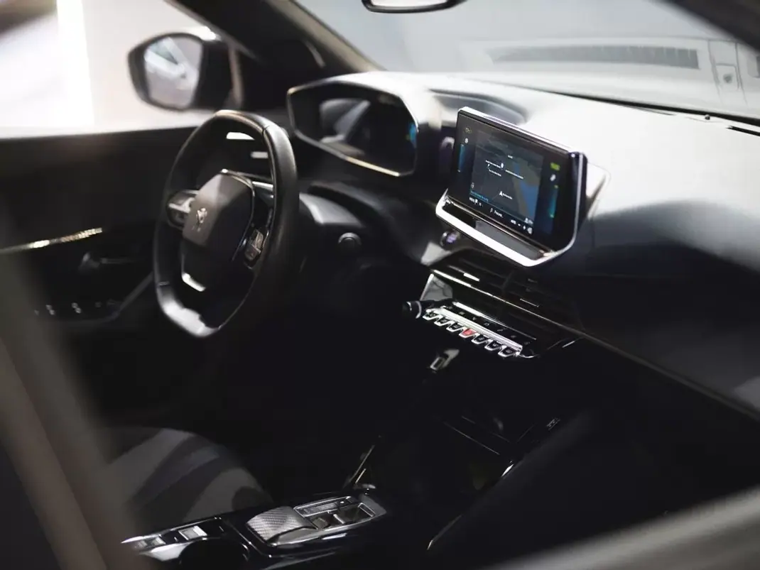 Peugeot e-2008 2023 - 20750 EUR, 50011 km - AUTO.MOTO.pt - 50011km - foto 16 de 21