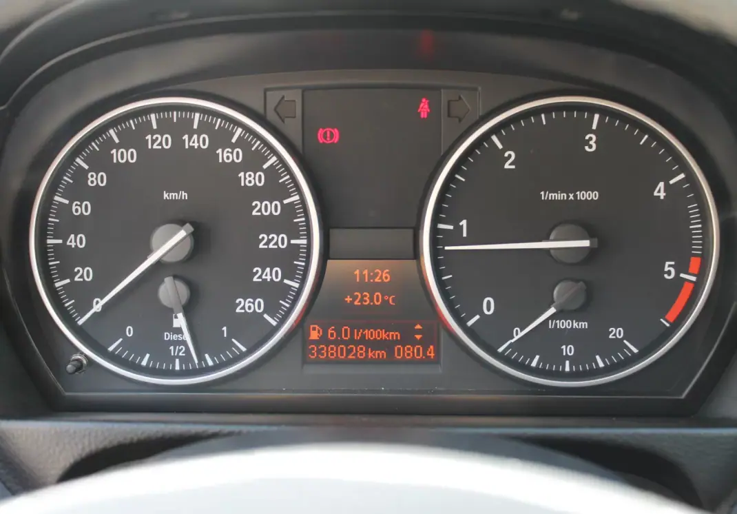BMW 320 2008 - 8990 EUR, 338000 km - AUTO.MOTO.pt - 338000km - foto 33 de 35