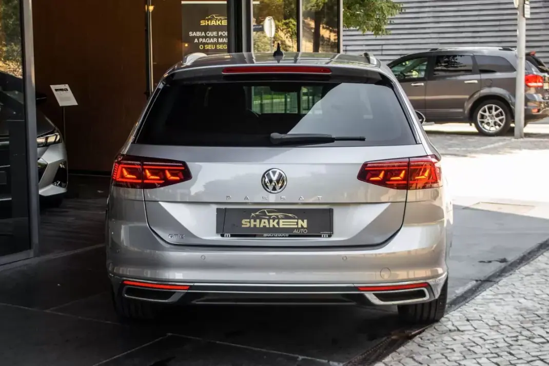 Volkswagen Passat Variant 2020 - 23990 EUR, 19072 km - 19072km - foto 11 de 43