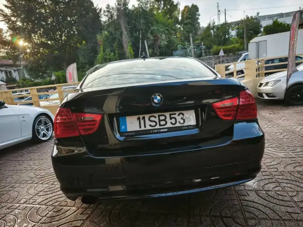 BMW 318 2010 - 8900 EUR, 360000 km - AUTO.MOTO.pt - 360000km - foto 8 de 27