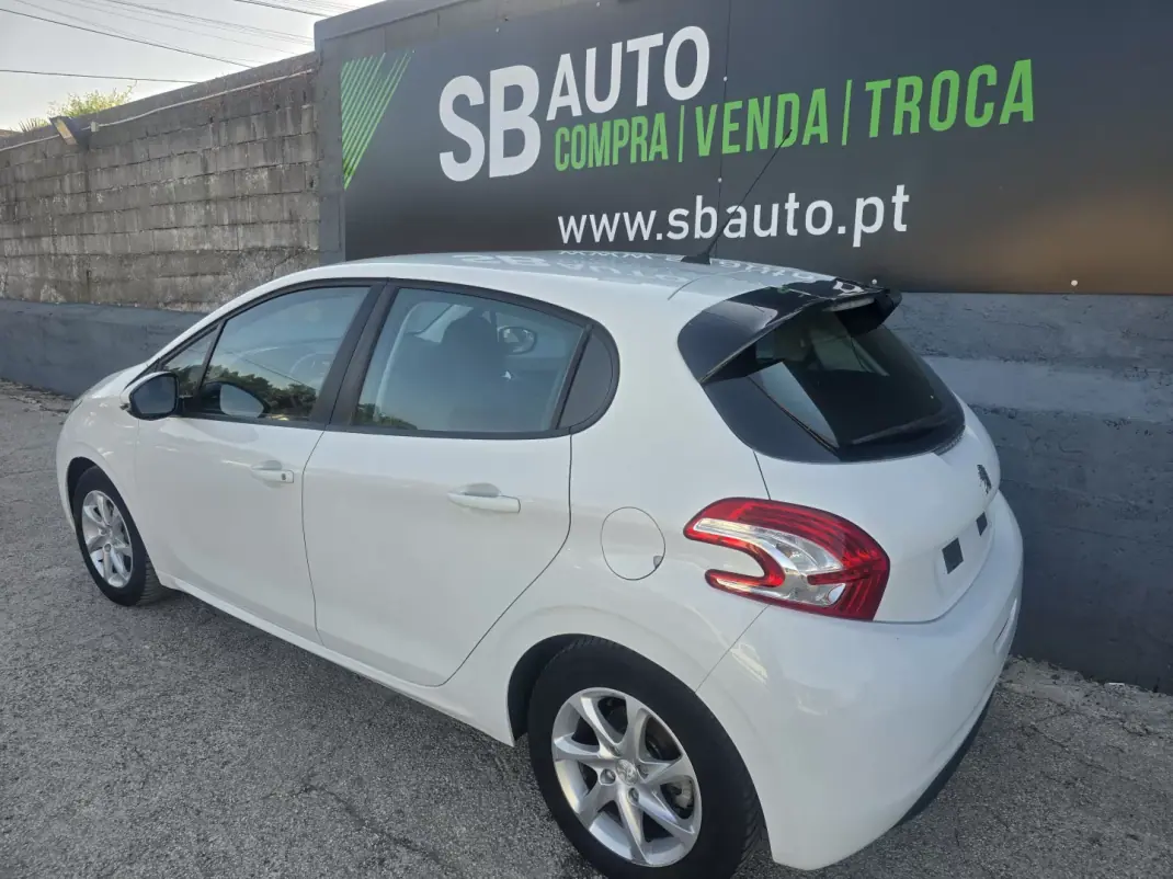 Peugeot 208 2014 - 7250 EUR, 157000 km - 157000km - foto 9 de 23