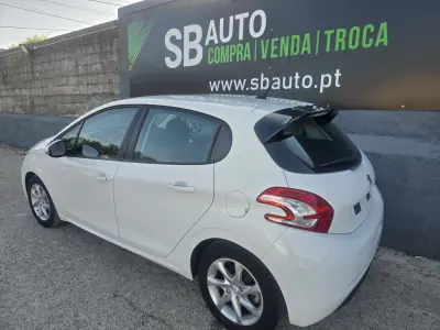 Peugeot 208 2014 - 7250 EUR, 157000 km - 157000km - foto 9 de 23