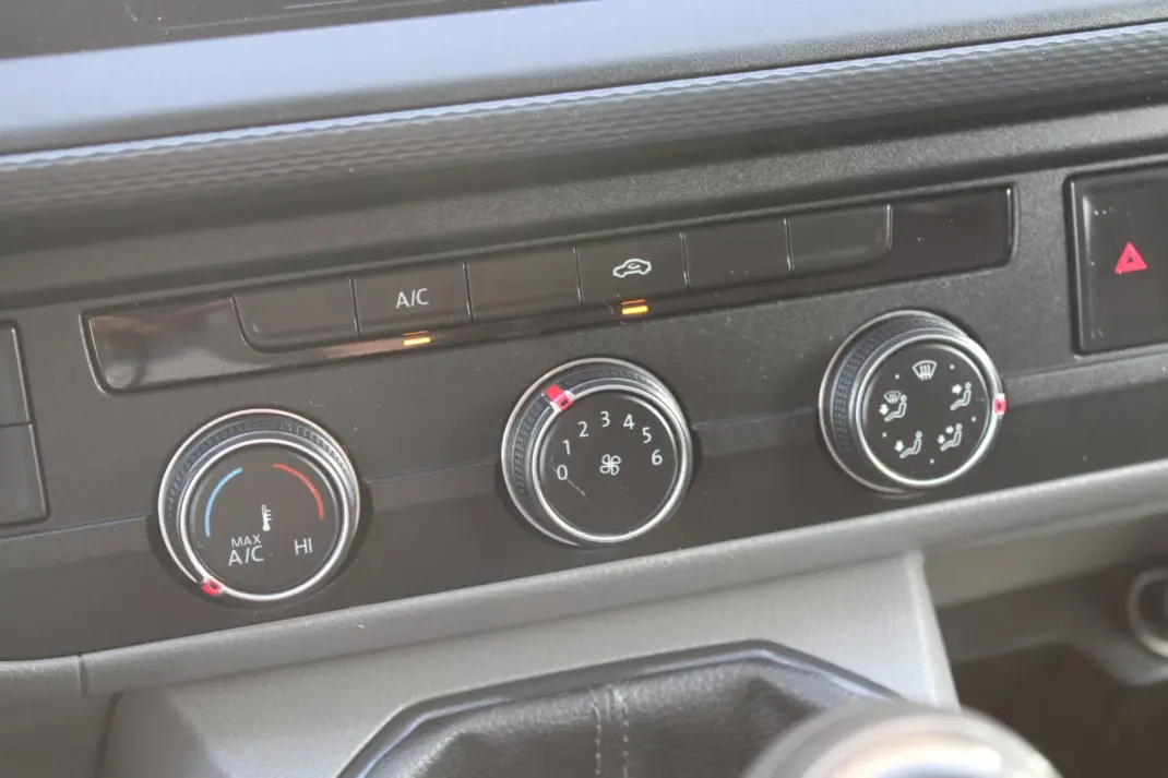 VW Transporter 2.0 TDI Confortline Extra AC 2020 - 17990 EUR, 199000 km - AUTO.MOTO.pt - 199000km - foto 24 de 24