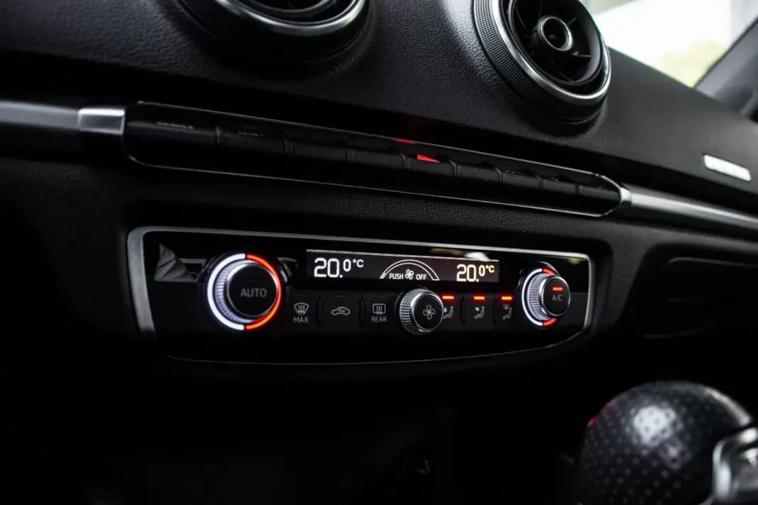 Audi A3 Sportback 2015 - 13490 EUR, 252393 km - AUTO.MOTO.pt - 252393km - foto 19 de 34