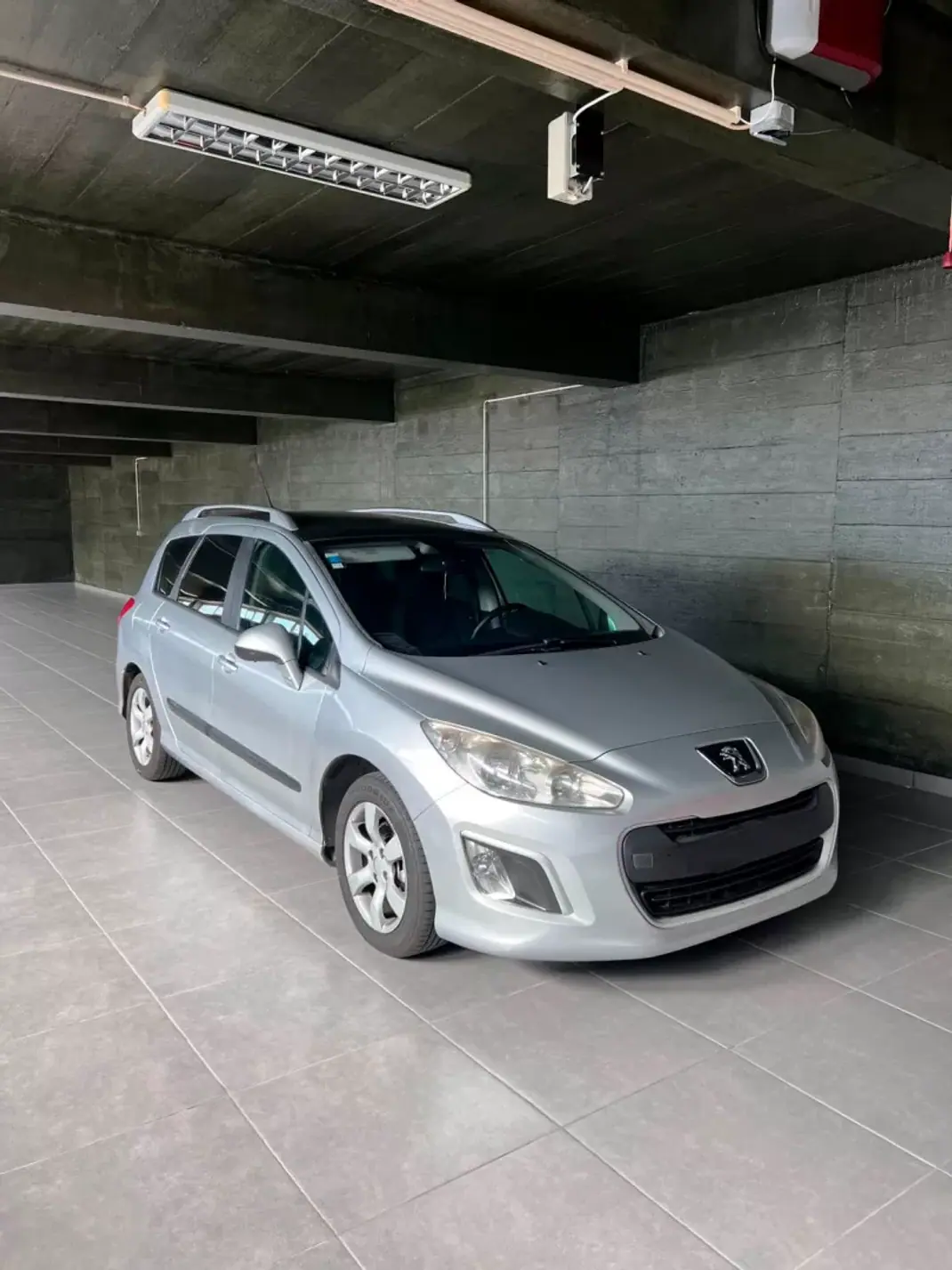 Peugeot 308 SW 2012 - 5500 EUR, 366000 km - AUTO.MOTO.pt - 366000km - foto 1 de 7