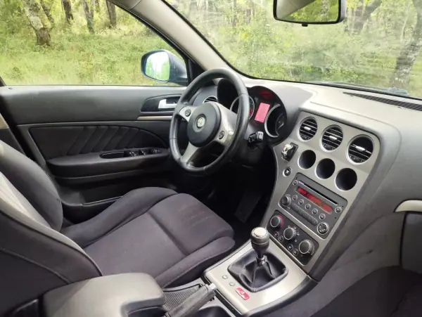 Alfa Romeo 159 Sportwagon 2010 - 7500 EUR, 267600 km - AUTO.MOTO.pt - 267600km - foto 16 de 17