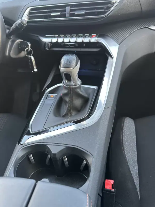 Peugeot 3008 2019 - 13900 EUR, 190000 km - AUTO.MOTO.pt - 190000km - foto 56 de 59