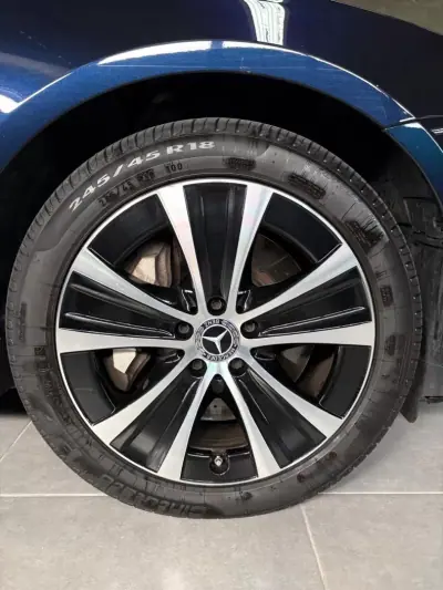 Mercedes-Benz E 300 2022 - 34500 EUR, 77100 km - AUTO.MOTO.pt - 77100km - foto 8 de 18