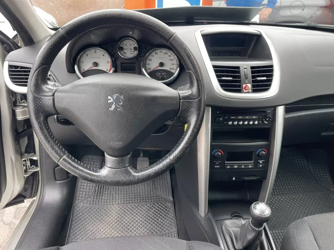 Peugeot 207 2006 - 4950 EUR, 248861 km - AUTO.MOTO.pt - 248861km - foto 10 de 12
