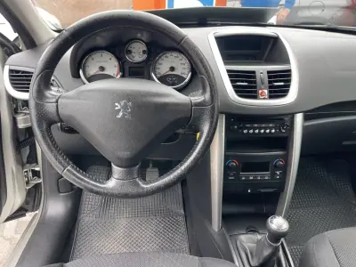 Peugeot 207 2006 - 4950 EUR, 248861 km - AUTO.MOTO.pt - 248861km - foto 10 de 12