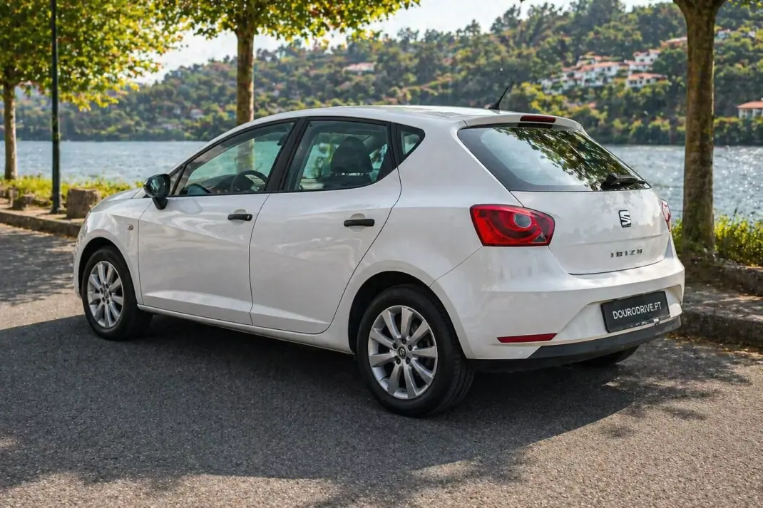 SEAT Ibiza 2017 - 8950 EUR, 106000 km - AUTO.MOTO.pt - 106000km - foto 3 de 8