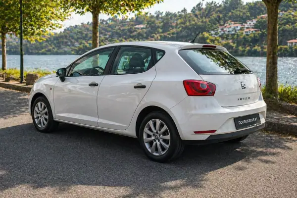 SEAT Ibiza 2017 - 8950 EUR, 106000 km - AUTO.MOTO.pt - 106000km - foto 3 de 8