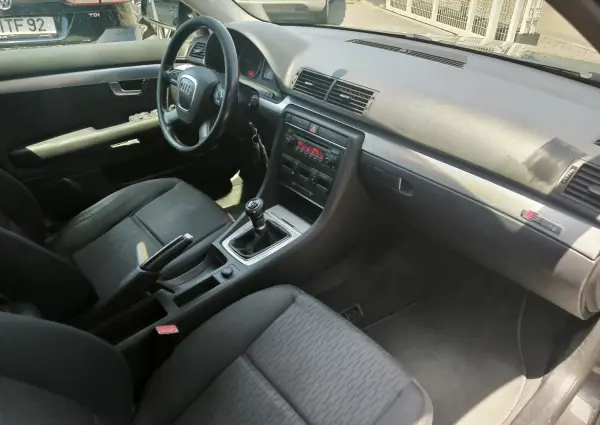 Audi A4 Avant 2005 - 4500 EUR, 254000 km - AUTO.MOTO.pt - 254000km - foto 9 de 14