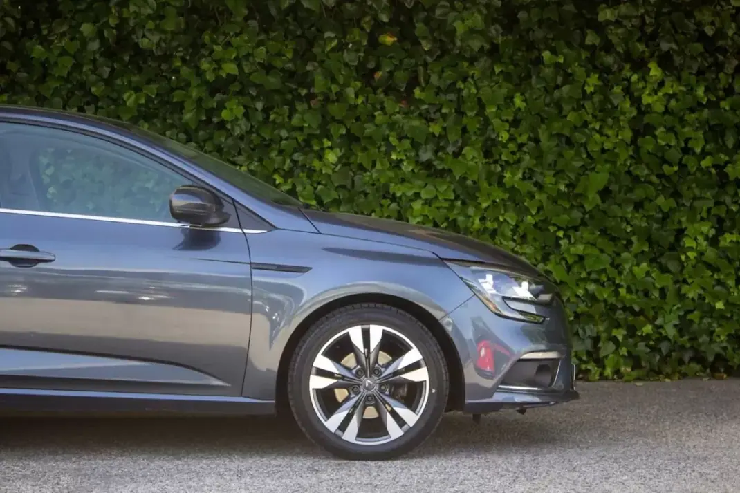 Renault Mégane 2018 - 13250 EUR, 161000 km - AUTO.MOTO.pt - 161000km - foto 5 de 17