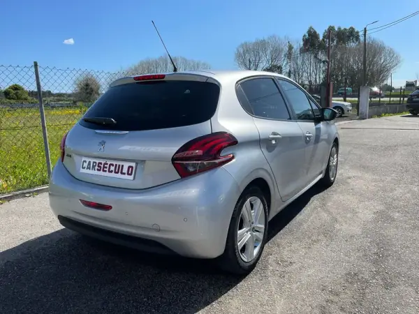 Peugeot 208 2018 - 10250 EUR, 88200 km - AUTO.MOTO.pt - 88200km - foto 6 de 17