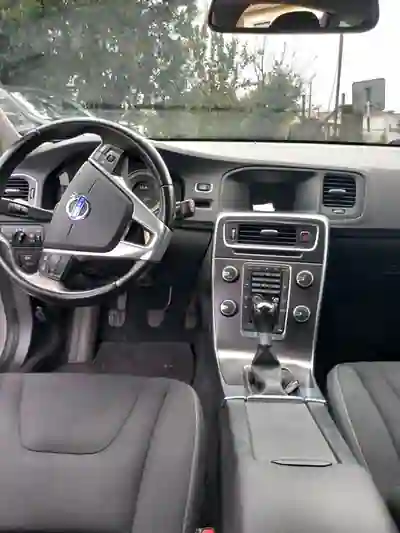 Volvo V60 2011 - 9750 EUR, 150000 km - AUTO.MOTO.pt - 150000km - foto 5 de 9