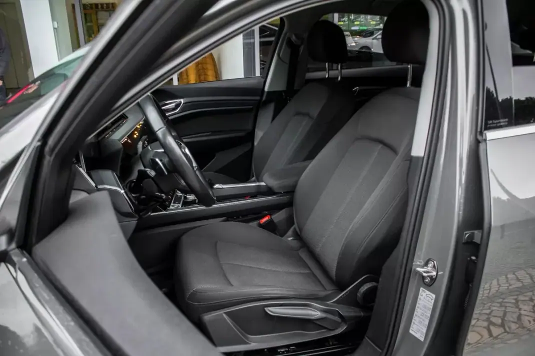 Audi Q8 e-Tron Sportback 2023 - 49900 EUR, 34353 km - AUTO.MOTO.pt - 34353km - foto 26 de 44