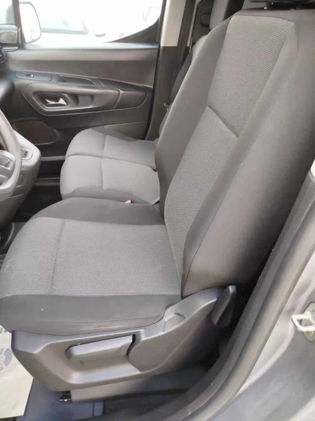 Citroën Berlingo blue hdi 2019 - 16900 EUR, 89000 km - AUTO.MOTO.pt - 89000km - foto 8 de 9