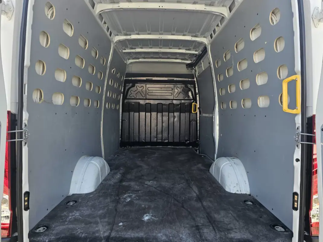 Iveco Daily 35 S14 2.3 D PLATAFORMA 2023 - 24750 EUR, 45000 km - AUTO.MOTO.pt - 45000km - foto 9 de 12