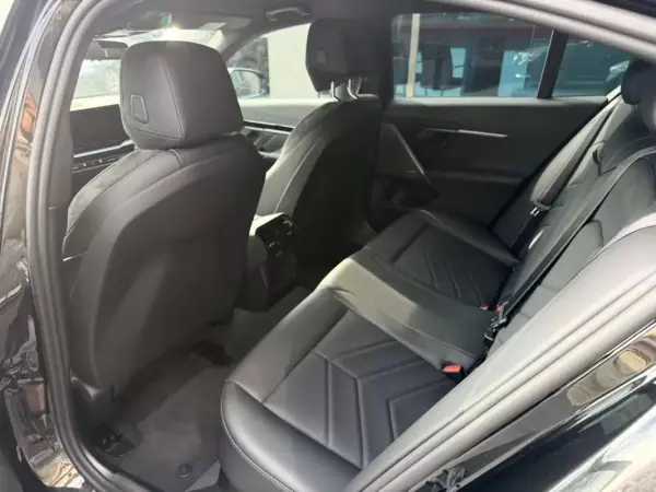 BMW 530e 2024 - 52900 EUR, 33 km - AUTO.MOTO.pt - 33km - foto 12 de 15