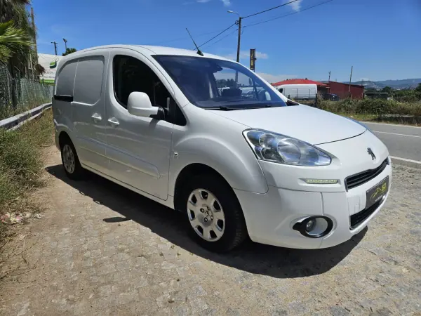 Peugeot PARTNER GIRAFON 2014 - 7999 EUR, 149000 km - AUTO.MOTO.pt - 149000km - foto 3 de 10