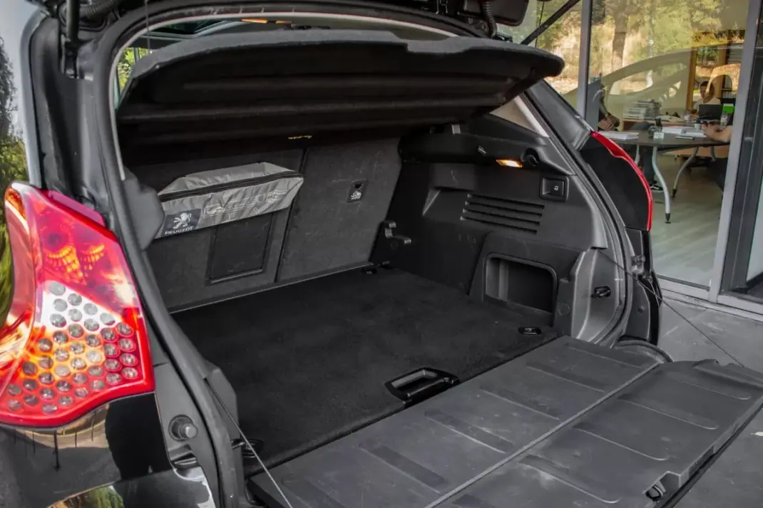 Peugeot 3008 2010 - 7490 EUR, 200623 km - AUTO.MOTO.pt - 200623km - foto 28 de 36