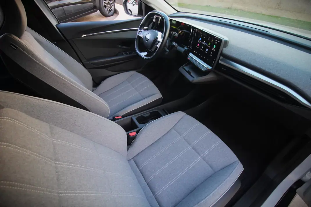 Renault Mégane E-Tech 2022 - 21000 EUR, 31000 km - AUTO.MOTO.pt - 31000km - foto 19 de 29