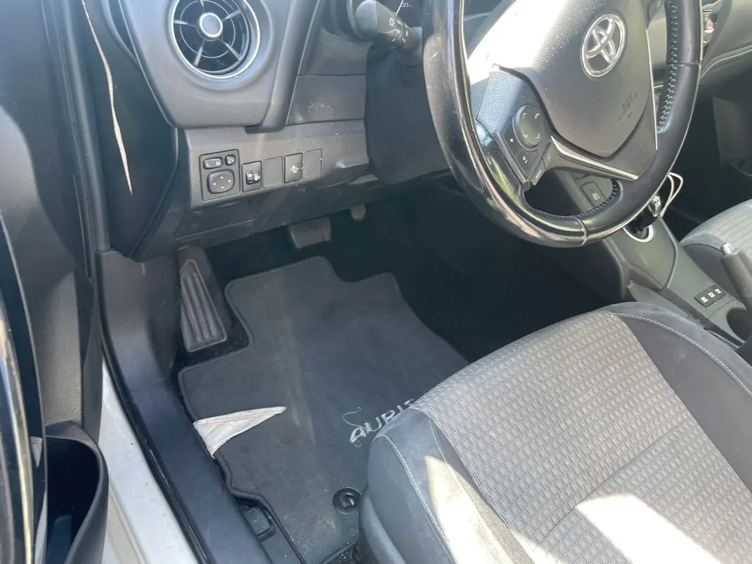 Toyota Auris 2017 - 12900 EUR, 217333 km - 217333km - foto 12 de 15