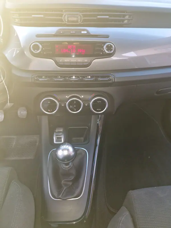 Alfa Romeo Giulietta 2011 - 6990 EUR, 156800 km - AUTO.MOTO.pt - 156800km - foto 11 de 17