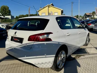 Peugeot 308 2018 - 9999 EUR, 120000 km - AUTO.MOTO.pt - 120000km - foto 11 de 19