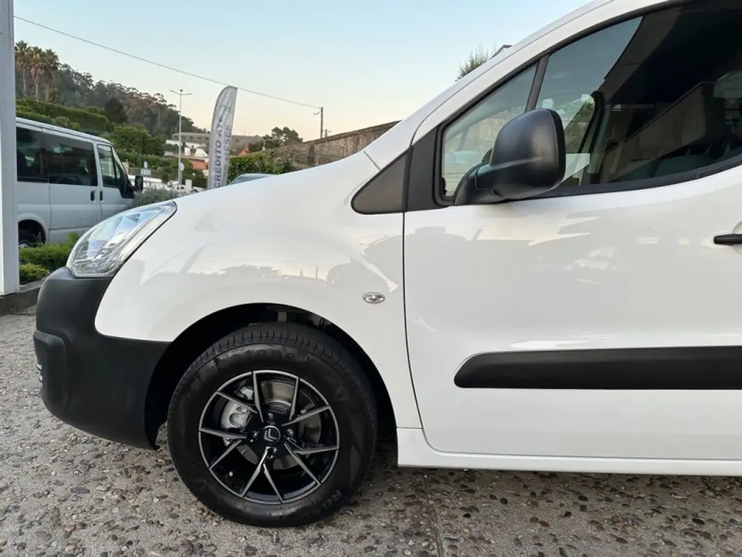 Citroën 1.6 HDI IVA Dedutível 2016 - 11500 EUR, 175000 km - AUTO.MOTO.pt - 175000km - foto 4 de 39