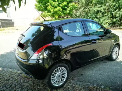 Lancia Ypsilon 2014 - 7500 EUR, 100000 km - AUTO.MOTO.pt - 100000km - foto 4 de 36