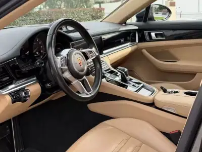 Porsche Panamera Sport Turismo 2018 - 64999 EUR, 128000 km - AUTO.MOTO.pt - 128000km - foto 26 de 27