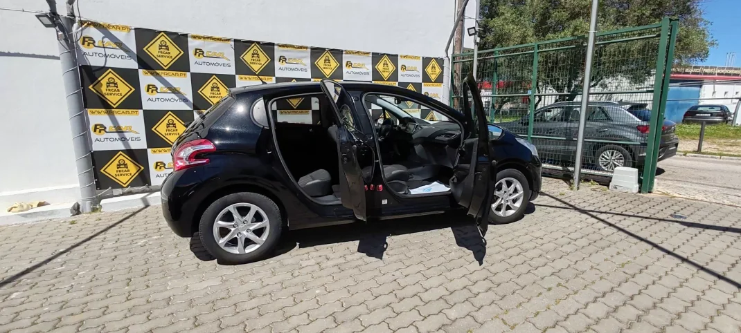 Peugeot 208 2014 - 11900 EUR, 193379 km - 193379km - foto 8 de 23
