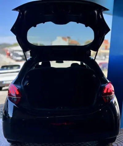 Peugeot 208 2017 - 9950 EUR, 147000 km - AUTO.MOTO.pt - 147000km - foto 23 de 24