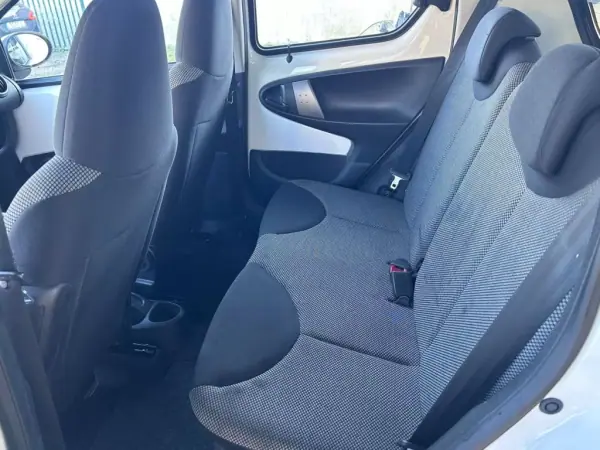 Toyota Aygo 2014 - 8900 EUR, 134000 km - AUTO.MOTO.pt - 134000km - foto 13 de 22