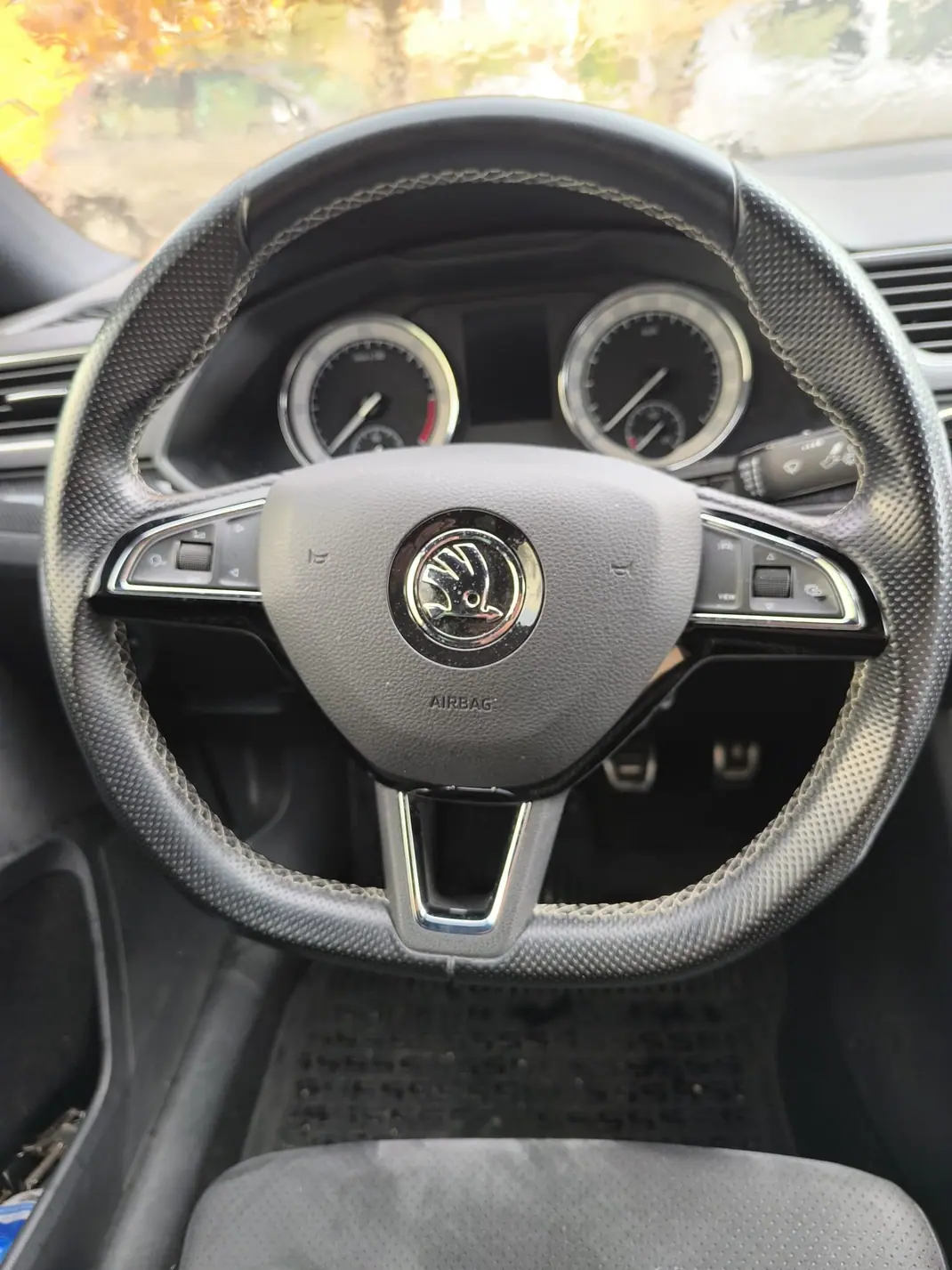 Skoda Superb 2018 - 21990 EUR, 100000 km - AUTO.MOTO.pt - 100000km - foto 2 de 15