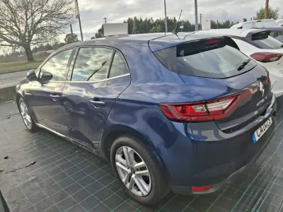 Renault Mégane 2019 - 16500 EUR, 179121 km - AUTO.MOTO.pt - 179121km - foto 14 de 22