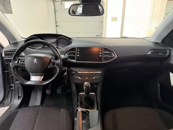 Peugeot 308 2017 - 10990 EUR, 131446 km - AUTO.MOTO.pt - 131446km - foto 5 de 21